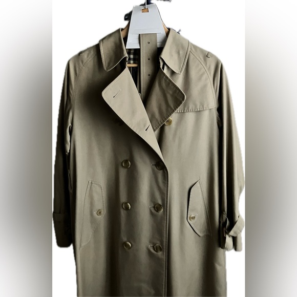 Vintage Burberry trench coat. - Picture 2 of 15